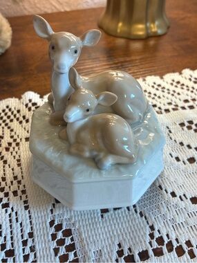 Porcelain Doe & Fawn Music Box 🦌 🤍